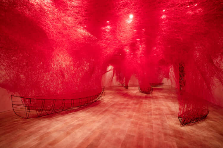 Chiharu Shiota fils rouges de lâme Pen ペン