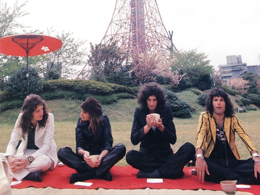 Queen's First Steps in Japan, by Koh Hasebe / Pen ペン