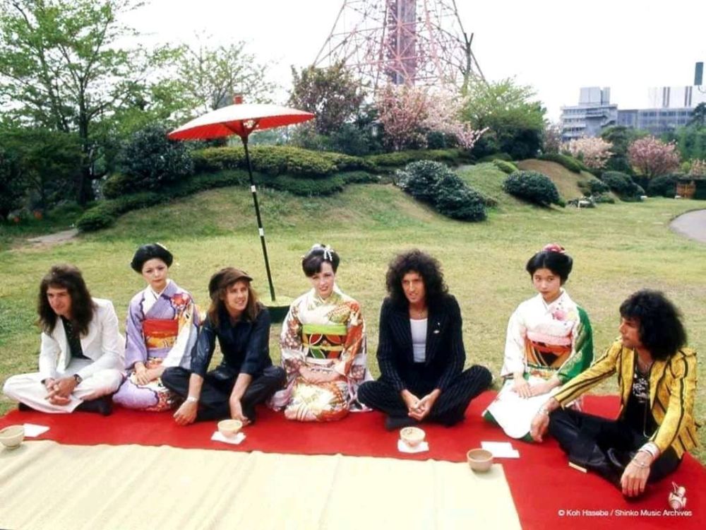 QUEEN / 1975年5月1日武道館公演 Queen - Live in Tokyo - 1st May 1975 (5-Source Merge) - YouTube