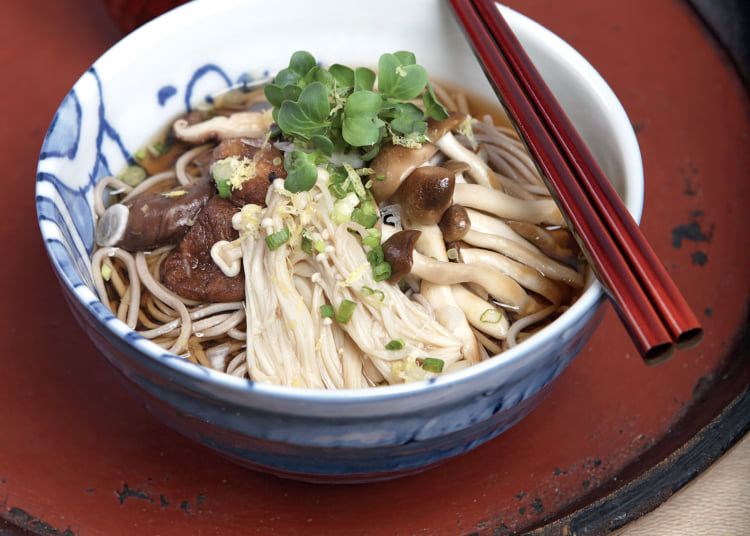 Soupe japonaise de nouilles soba et boulettes de dindon aux shiitakes