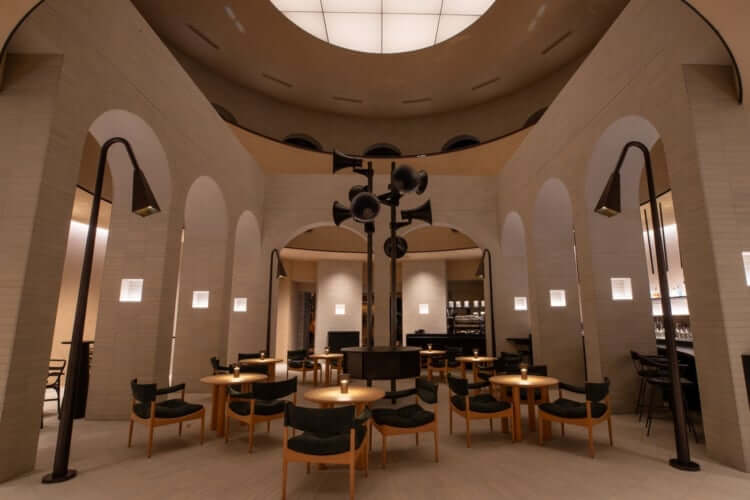 LOOPS, a Café–Bar Lounge Bridging Day and Night in Tokyo